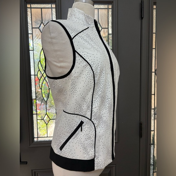 Chico’s ZENERGY Neema Travel Contrast Trim Zip-Up Vest - Picture 4 of 9